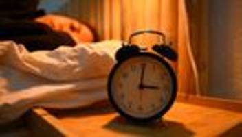 Mitteleuropäische Sommerzeit: Umfrage: Frauen haben mehr Probleme mit Zeitumstellung