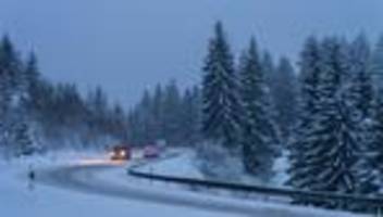 Schneefall: Zehn Lastwagen stecken im Schnee fest – B31 gesperrt