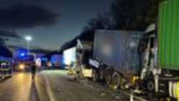 Unfälle: Schwerer Lkw-Unfall auf A2 – drei Menschen eingeklemmt