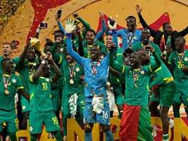 administrativer raubüberfall: nationalteam präsentiert pokal, der ihm gar nicht gehört