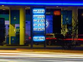 bundestag beschließt maßnahmen: tankstellen dürfen preise nur noch einmal am tag erhöhen