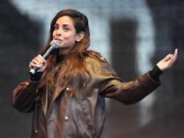 mit schutzsicheren weste: collien fernandes spricht überraschend auf demo in hamburg