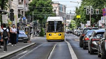 Bahnhofstraße Köpenick: Behörde teilt die Kritik an den Läden nicht