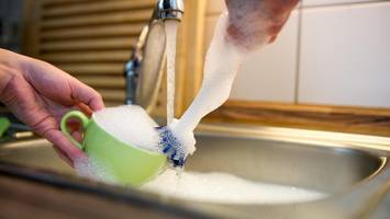 ÖkoTest: Bekannte Spülmittel-Marke fällt bei den Experten durch