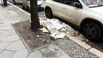 Happy End in der Emdener Straße: Anwohner und Politiker räumen Müll weg