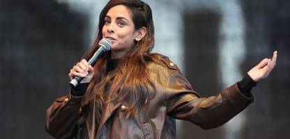 Collien Fernandes tritt auf Demo in Hamburg auf – offenbar mit schusssicherer Weste