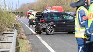 A23 nach Unfall gesperrt: Transporter kracht in VW mit drei Insassen