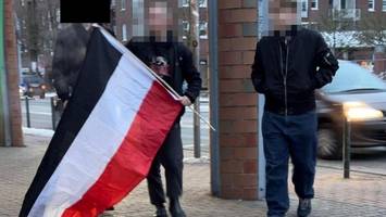 erschreckend: reichsflagge, hakenkreuze und nazi-sticker mitten in norderstedt