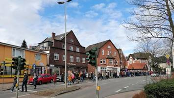 nächtliche schwertransporte: ampel und straßenlaterne werden abgebaut