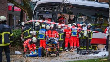 Bus kollidiert in Barmbek-Nord mit Baum – mindestens fünf Schwerverletzte