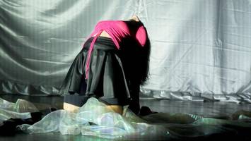 kurioser tanz, reizvolle show: wo tänzer mit aufblasbaren tentakeln hantieren