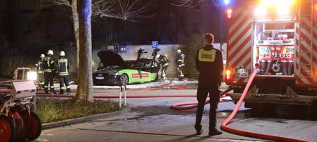 elektroauto brennt nahe des augsburger königsplatzes aus