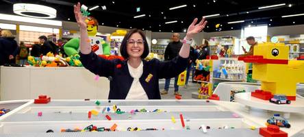 erste einblicke: der größte lego-store deutschlands steht jetzt in günzburg