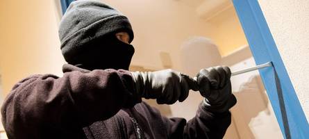 mitarbeiter gefesselt und mit waffe bedroht: zehn maskierte männer rauben firma aus