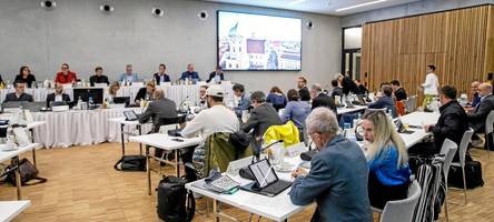 starke afd, neue bündnisse: wie stabil bleibt die brandmauer im augsburger stadtrat?