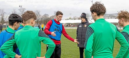 „Ich fand es cool“: Die FCA-Profis sind für einen Vormittag mal selbst Trainer