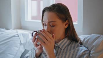 Heißes Wasser am Morgen: Experte zu neuem Social-Media-Hype