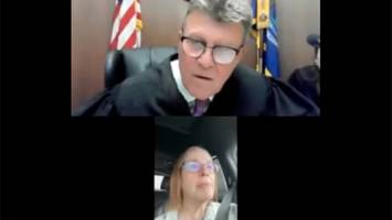 Frau fährt Auto, während sie vor Gericht aussagen muss