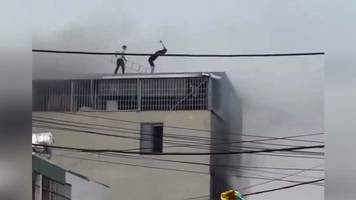 hanoi: männer schlagen loch ins dach und retten so bewohner