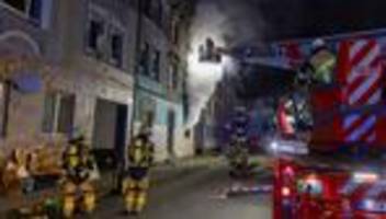 Brände: Feuer in Mehrfamilienhaus: Einjähriges Kind verletzt