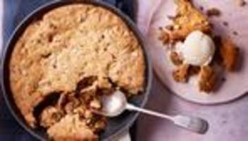 erdnuss-schoko-pfannencookie: ein cookie, den man löffeln kann