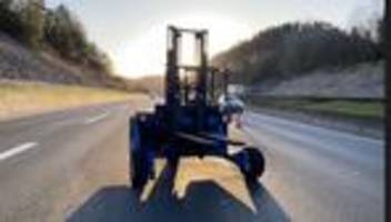 verkehr: von laster gefallener gabelstapler steht auf der autobahn