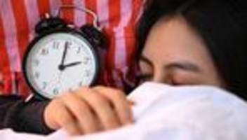 Zeitumstellung: Sommerzeit steht an - Uhren werden Sonntag vorgestellt