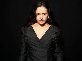 Nach Konzertabbruch in Mailand: Rosalía meldet sich von der Krankentrage