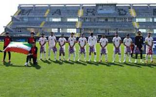 protest gegen schul-angriff: irans fußballer laufen mit schulranzen aufs feld