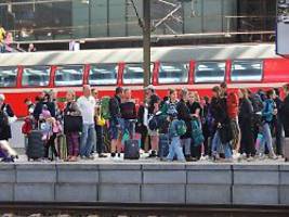 Schulden werden aber gedrückt: Deutsche Bahn macht trotz mehr Fahrgästen Milliardenverlust