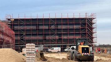 Streit um drei viertel Million Euro verzögert Bau eines Gymnasiums in Schönefeld