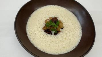 topinambur süppchen mit nussbutter, birnen und champignons