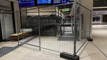verdammt, wo geht’s zum zug? rätsel um die gesperrte treppe am flughafen ber