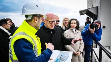 „Das größte Solarium Berlins“ – Kai Wegner besucht Klärwerk Ruhleben