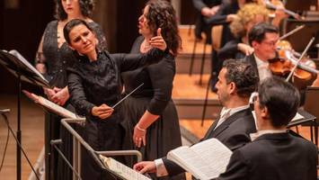 Oksana Lyniv dirigiert Verdis Requiem in präziser Nüchternheit