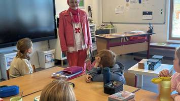 hamburgs dienstälteste lehrerin? bei monika kroll (80) sind kinder „handzahm“