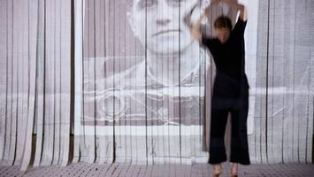 kampnagel: hamburger tänzerin bringt reales erbstück ihres opas auf die bühne