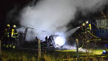 nächtliches feuer in neuallermöhe: gartenlaube brennt komplett nieder