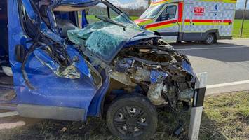 Trecker verursacht Crash auf der Kreisstraße – Mann schwer verletzt