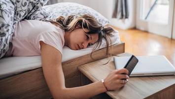 zeitumstellung 2026: passt sich mein handy automatisch an?