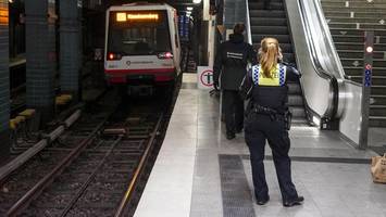 Gruppe prügelte U1-Fahrgast bewusstlos – Polizei verhaftet mutmaßliche Schläger