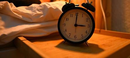 die sommerzeit und der sound des schreckens: was der raub einer schlafstunde mit uns macht