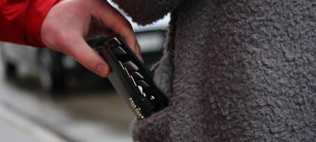 Handy und Geldbörse in der Straßenbahn aus der Jackentasche gestohlen