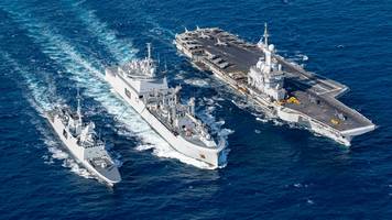 flankiert von atom-u-boot und fregatten: frankreichs atom-träger „charles de gaulle“ sticht nie allein in see