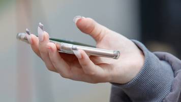 chemie-studentin entwickelt nagellack, der fingernägel in touchscreen-stift verwandelt