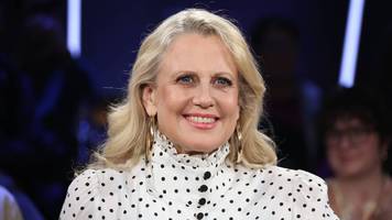 Barbara Schöneberger verwandelt sich bei Verstehen Sie Spaß? in bärtigen, mittelalten Mann