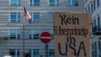 Anti-Trump-Demonstrationen: 600 Menschen demonstrieren in München gegen Trump