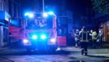 Brände: Lkw in Flammen - Wohnhaus wird beschädigt