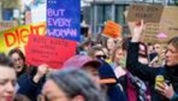 Demonstration: Tausende demonstrieren in Köln gegen sexualisierte Gewalt