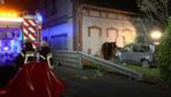 Fahrerflucht: Schwerer Unfall - Großes Loch in Scheune